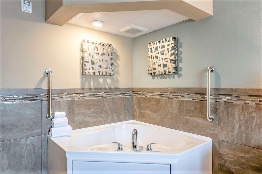 Amerivu Inn And Suites - Chisago City ภายนอก รูปภาพ