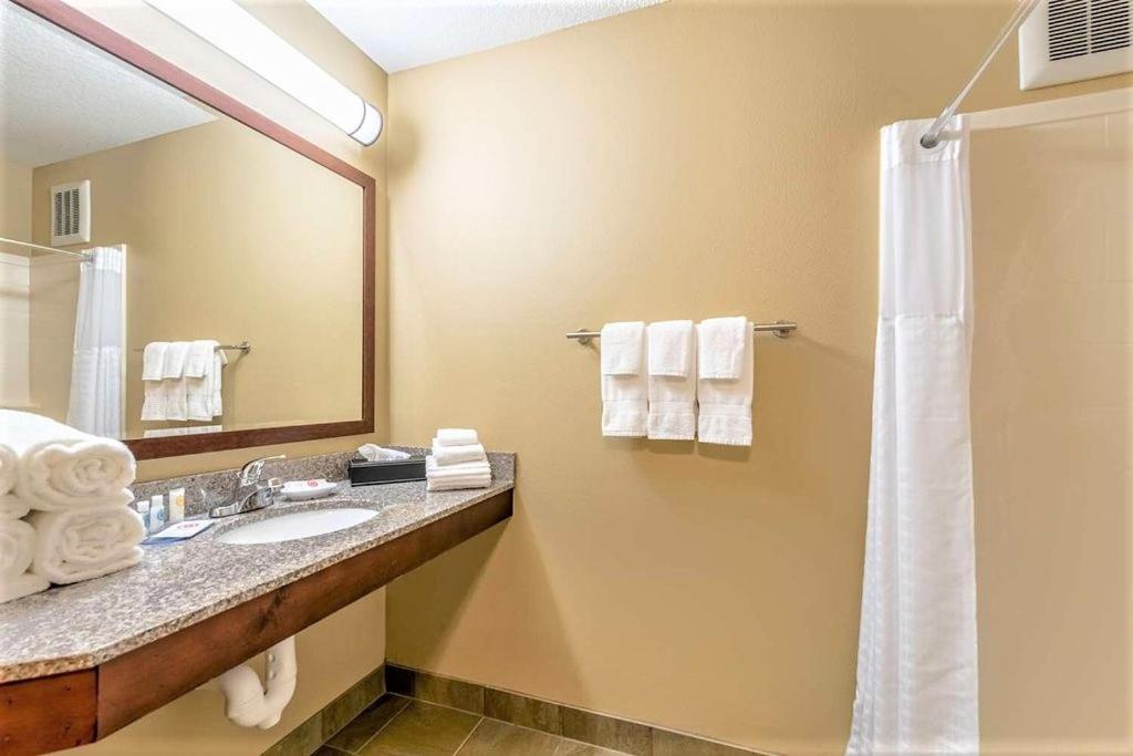 Amerivu Inn And Suites - Chisago City ภายนอก รูปภาพ